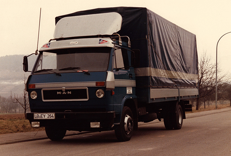 blauer MAN LKW
